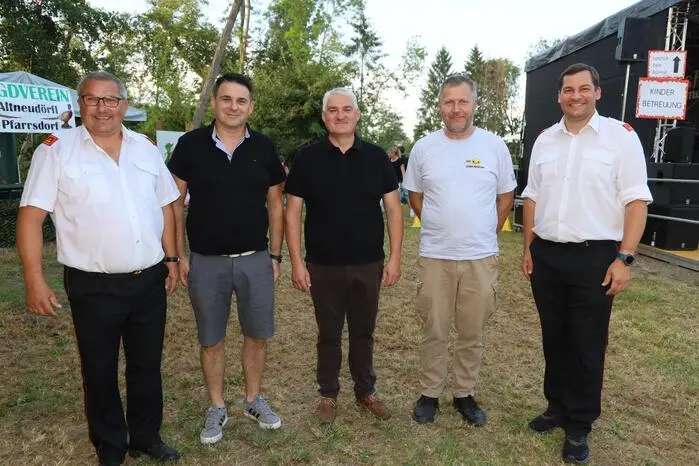 Die Feuerwehrkommandanten mit den Gästen aus der slowenischen Partnergemeinde Stara Nova Vas, was ebenfalls Altneudörfl bedeutet
