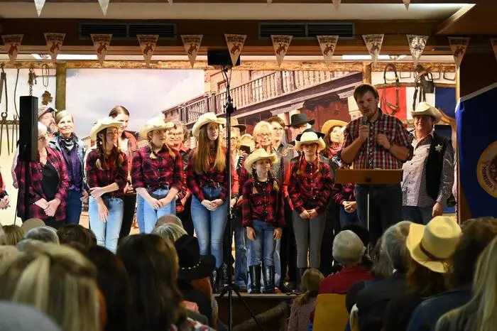 Gemischter Chor und Line Dancer auf der Bühne.