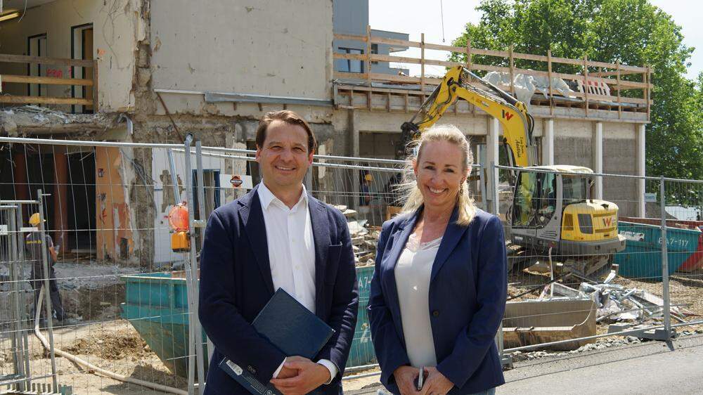 Projektleiter Armin Dettelbacher und die medizinische Direktorin Sonja-Maria Tesar vor der Baustelle