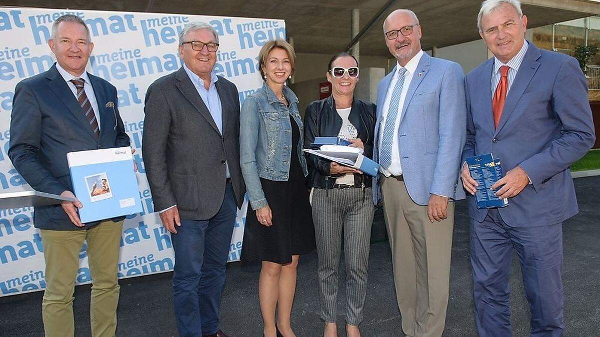 Von links: Harald Repar, Helmut Manzenreiter, Gaby Schaunig, Mieterin Andrea Brandstätter, Klaus Glanznig und Karl Woschitz (Meine Heimat)