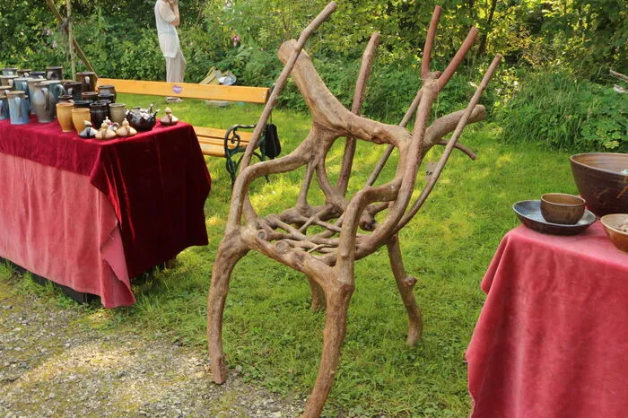 Viele Werke sind stark mit der Natur verbunden, hier ein Sessel, der rund 10 Jahre des Schaffens hinter sich hat, um so auszusehen.
