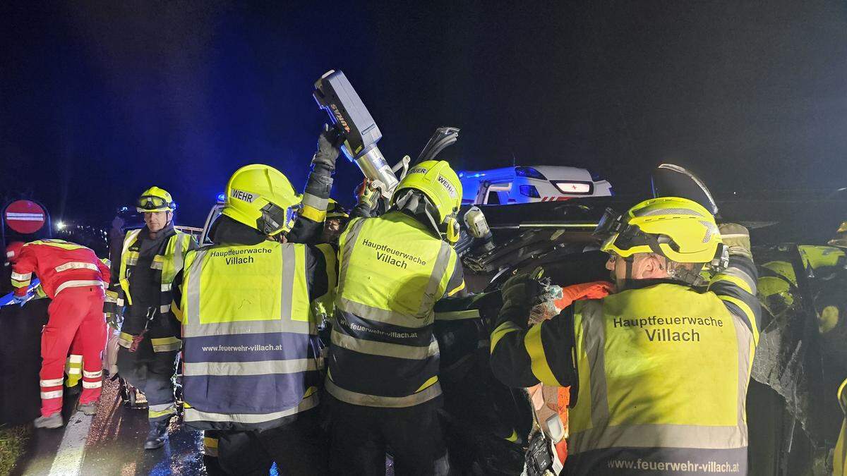 Die Männer der Hauptfeuerwache Villach konnten den eingeklemmten Lenker befreien