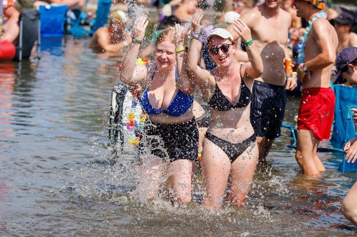 Festivalbesucher in der Traisen