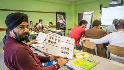 Begrüßung, Vorstellung, Verabschiedung: In der HAK Feldkirchen strebern die Flüchtlinge Deutsch