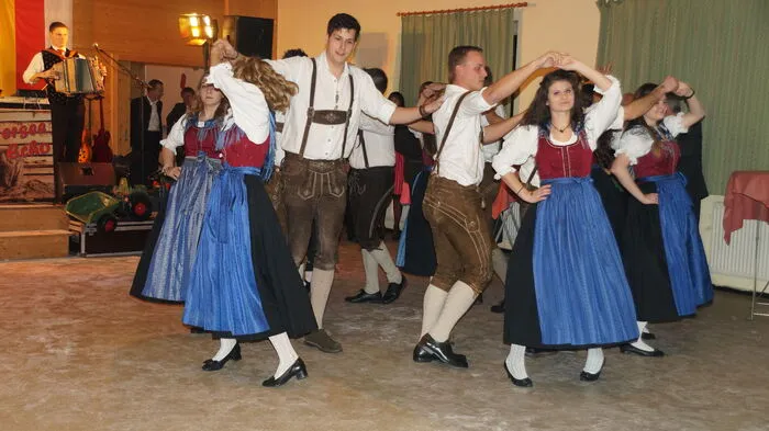 Die Landjugend Zollfeld eröffnete den Bauernbundball des Bauernbundes Maria Saal Samstagnacht im Gasthaus Fleissner mit einigen Tänzen.