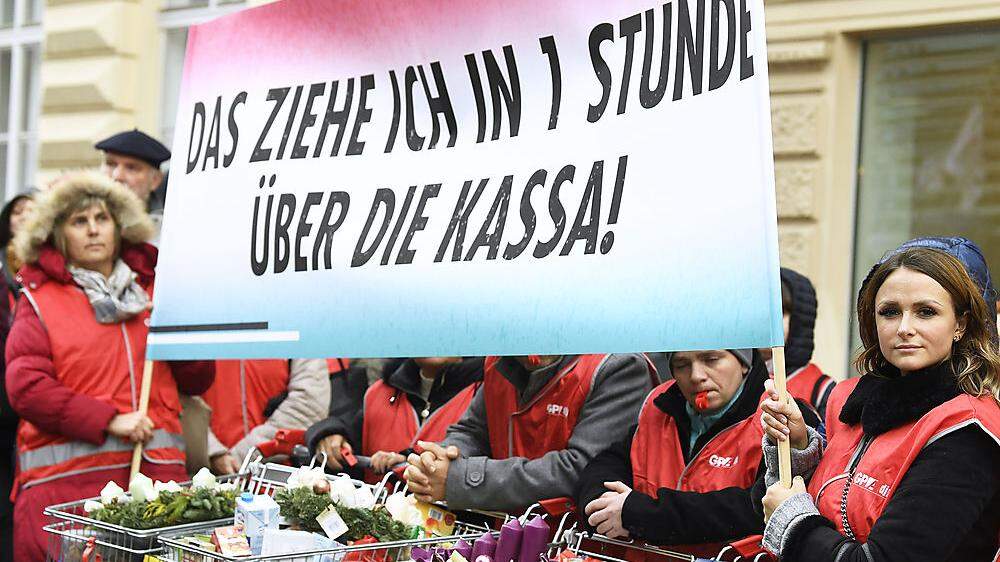 PROTESTAKTION VON HANDEL-BETRIEBSRÄTEN VOR DER WKO AM DIENSTAG