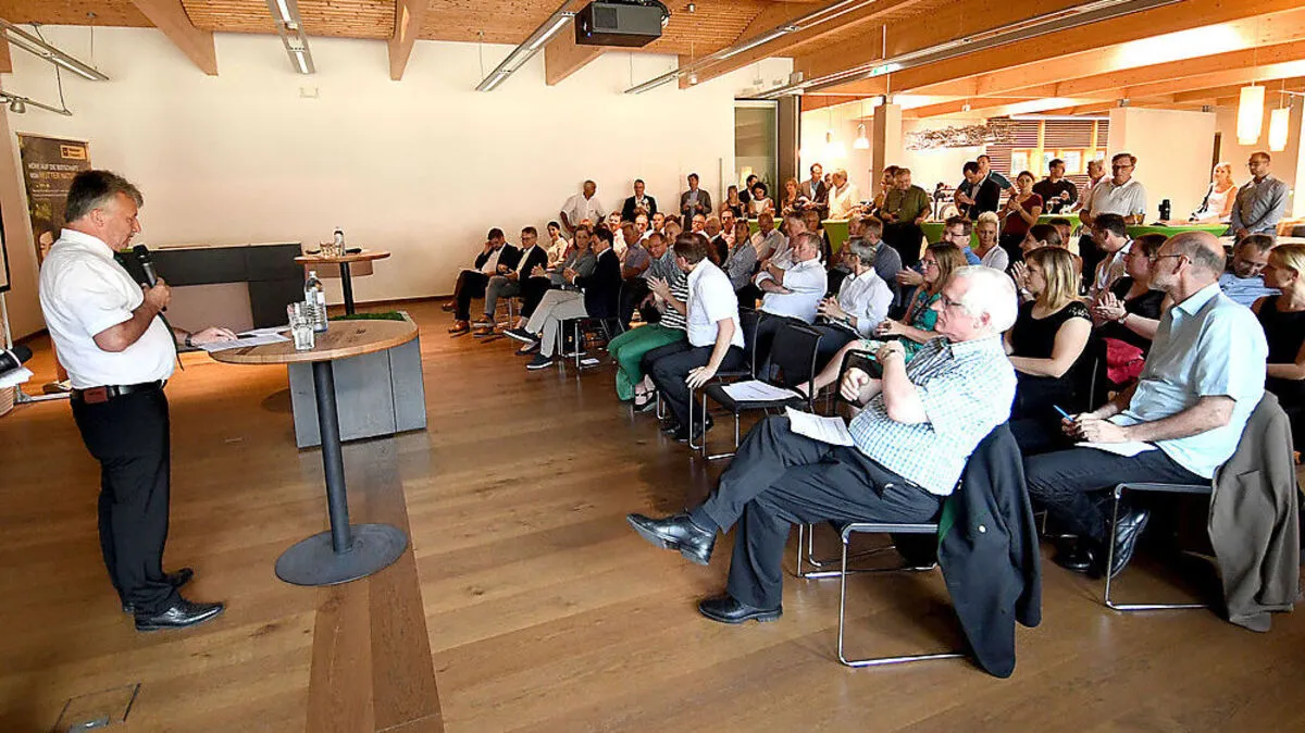 Im Seminarraum von Weitzer Parkett präsentierte Hubert Lang die oststeirische Werbekampagne