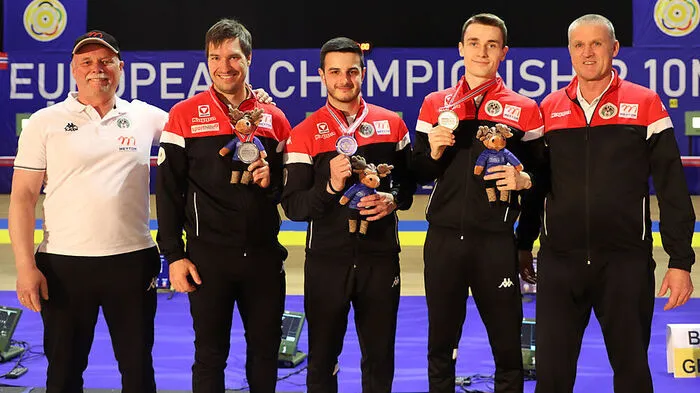 ÖSB-Trainer Bichler, Strempfl, Thum, Diem und Trainer Rainer (v. l.).