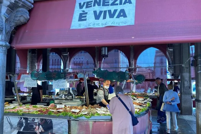 Botschaft an die Welt auf dem Mercato di Rialto: "Venedig lebt - und bittet um Hilfe" 