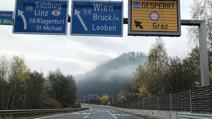 Bei der Verkehrsspinne St. Michael, wo die A9 und die S35 zusammenlaufen, passierte der Unfall.