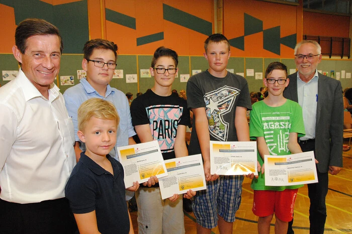 So etwa gab es Projektzeugnisse für gleich zehn Mädchen und Buben der 3a-Klasse, die an insgesamt acht Projekten mitgearbeitet und dabei sechs bis 16 Stunden außerhalb der Schulzeit freiwillig geleistet hatten. Dabei ging es um Auftritte im Naturparkzentrum Grottenhof mit der Aufführung eines „Bandltanzes“, bei Bauernmalerei und Drechslern bis hin zur Mitarbeit bei Erntedank und Weinlesefest sowie Weihnachtsfeiergestaltung.
