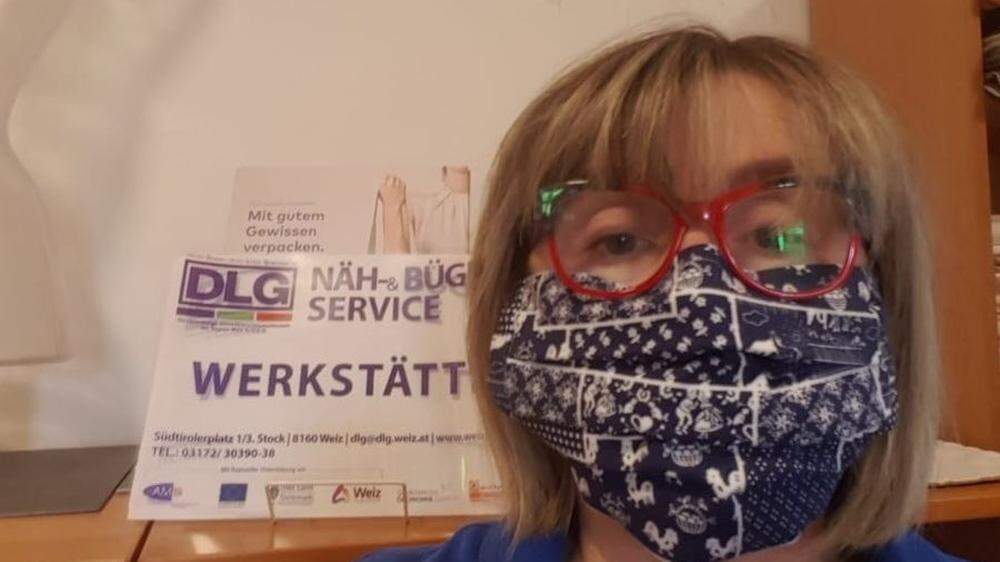 DLG-Werkstättenleiterin Petra Schlösinger mit einer der von der DLG genähten Gesichtsmaske