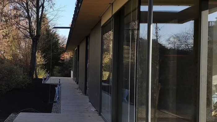 Wie ein moderner Pavillon fügt sich der Zubau an der Rückseite des ehemaligen Kutscherhauses an den revitalisierten Altbestand.