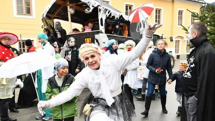 Zum Faschingsausklang organisierte der Faschingsverein „Narrisch guat“ in Murau einen stimmungsvollen Umzug mit rund 400 Mitwirkenden, der vom Schillerplatz über die Anna-Neumann-Straße bis zum Raffaltplatz führte
