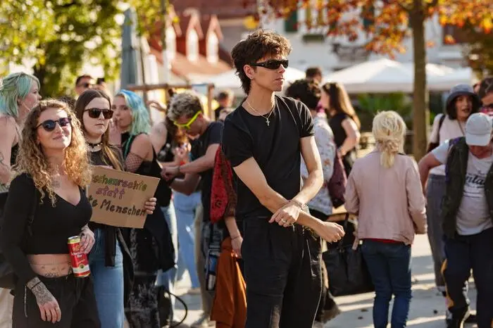 ... Eigentlich war schon für letzte Woche (österreichweiter Aktionstag) eine „Rave-Demo“ geplant, die parallel zum Aufsteirern stattfinden sollte, daraus wurde nun eine Kundgebung am Lendplatz ...