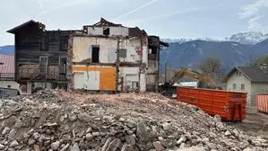 Ein Gebäude wird abgerissen