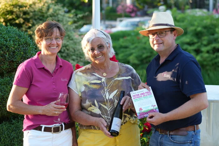 Die Wirlsdorfer haben die Getränkeversorgung der Besucher übernommen und üben somit schon für ihr Fest am Mittwoch, 29.06.2022 "Hab Mut - trag Hut" ab 17 Uhr. Siegrun Koch, Elfriede Winkler und Hellmuth Koch.