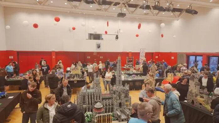 Auf großes Interesse ist eine besondere Ausstellung in Spielberg gestoßen: Legobegeisterte aus Österreich und Italien zeigten Samstag und Sonntag im „Kultur im Zentrum“ ihre Kunstwerke. 