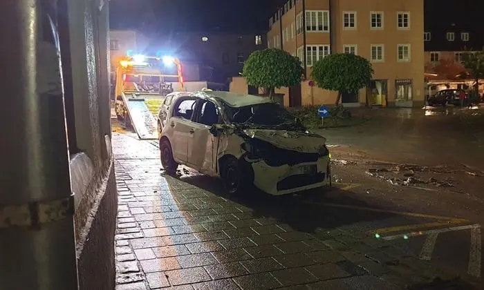 Die Wassermassen rissen auch dieses Auto mit