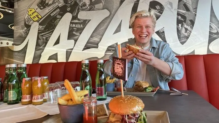 Thorsteinn Einarsson war von seinem selbst gekochten "Spielberger Kult-Burger" sichtlich angetan