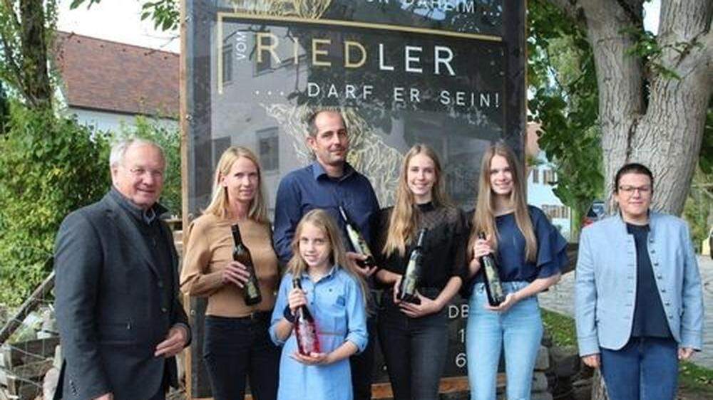 Die Familie Riedler stellte mit Bürgermeister Josef Ober und Stadträtin Sonja Skalnik ihre neuen Weine vor