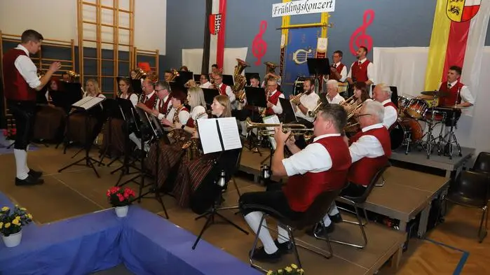 Zu hören gab es u.a.: „Andulka-Marsch“, „Over the Rainbow“, Holzstreusel Polka“, Bad moon rising“, „Heisl Polka“. Nach der Pause „How to train your dragon“ von der Gruppe „Jungmusi“, „Goldene Trompeten“, „Flammende Herzen“, „Sweet Caroline“, „Böll Böll Kernöl“ und die „Egerländer Hitparade“. 