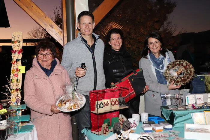 Das Organisationsteam-Foto von Links: Heidi Stromberger (Für's Kunsthandwerk), Markus Rainer und Iris Rainer vom Gasthof Sonnhof sowie Eleonore "Elli" Wieser haben alle mit sehr großer Freude den Advendmarkt organisiert.