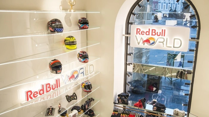 Red Bull World: Via Herrengassen-Eingang erreicht man den Shopteil der "AlphaTauri"-Modelinie.