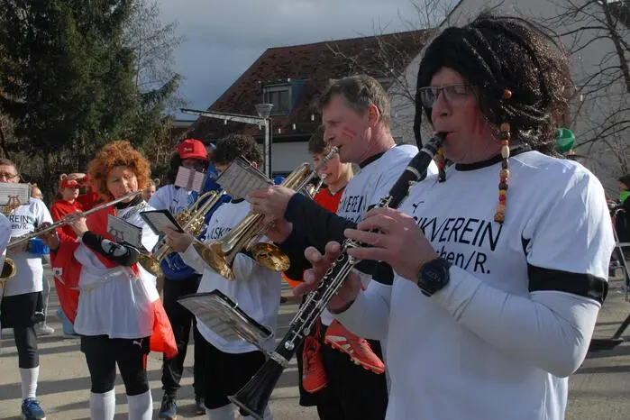 er Elternverein der Volksschule lud ein und bot allerhand Programm, angefangen bei Torschießen und Riesenrad bis hin zu Disco und Showacts wie Schuhplattler.