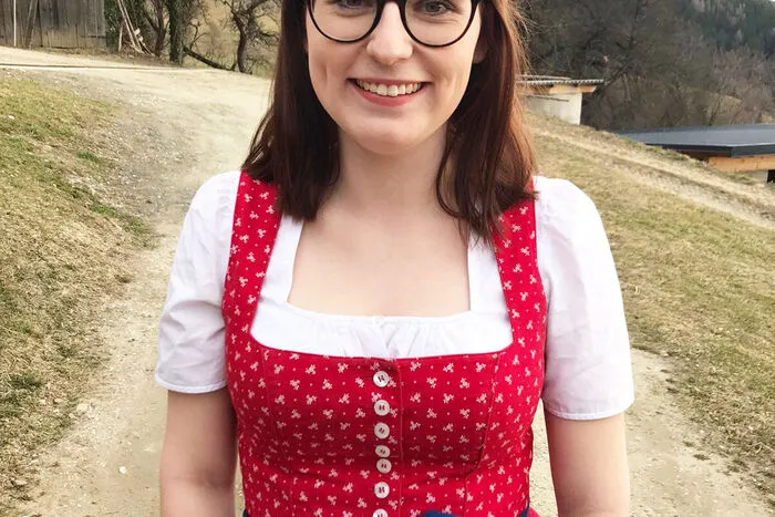 Katharina Radauer (20), Kindergartenpädagogin aus St. Johann, ist derzeit im Dienst – und zwar in einer Kindertagesstätte der LKH Zwerge. „Wir haben noch für spezielle Berufsgruppen offen und betreuen die Kleinsten jener Menschen, die ihre Arbeit erledigen müssen“, so Radauer. Der Alltag sei derzeit entschleunigt. Die Landjugendmädelleiterin hat aber mit ihrer Ortsgruppe in St. Stefan eine Unterstützung der Corona-Risikogruppen auf die Beine gestellt. „Wir bieten eine Einkaufshilfe an – einfach, um etwas zurückzugeben.“ Andere Gruppenaktivitäten wurden abgesagt. Die Kommunikation findet via WhatsApp statt.