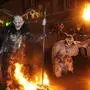 Zwei Krampusse mit Feuer | Der Perchtenlauf der Perchtengruppe Treffenboden fand am Freitag in Gmünd statt
