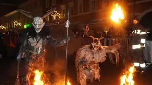 Zwei Krampusse mit Feuer | Der Perchtenlauf der Perchtengruppe Treffenboden fand am Freitag in Gmünd statt