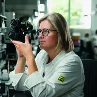 Eine Mitarbeiterin von Swarovski Optik bei der Montage der AX Visio