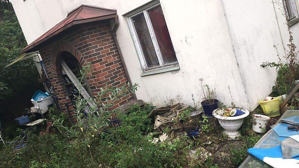 Laut Anrainern rennen Ratten ein und aus: Dieses Haus in St. Johann steht einem Jahr leer 