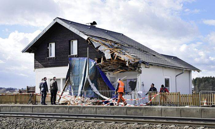 Das Haus am Bahnübergang wurde schwer beschädigt