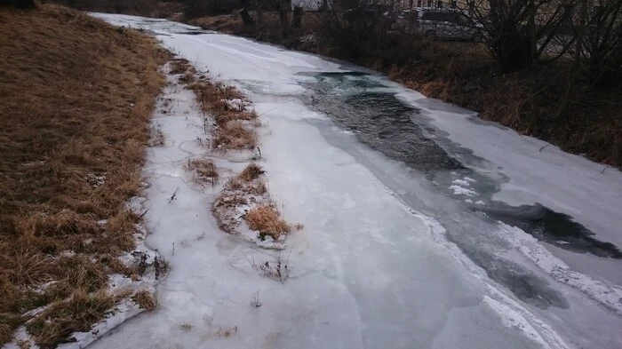 Der zugefrorene Granitzenbach bereitet der Freiwilligen Feuerwehr Weißkirchen große Sorge. Sollten die Temperaturen ansteigen, kann es zu einem Eisstoß kommen.