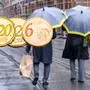 Konjunktur, Konsum, Finanzen 2026, Symbolfoto: Centmünzen formen die Jahreszahl 2026, Kunden in der Münchner Fußgängerzone Deutschland, München, 2026, Finanzen, Kaufkraft, Konjunktur 2026, Centmünzen formen die Jahreszahl 2026, Konsumenten in der Münchner Innenstadt, Symbolfoto, schlechte oder gute Aussichten für 2026, Haushalt, Konjunktur, Wirtschaft, Konsum, Sparen, Rente, Einkommen, Vermögen, Investitionen, Geld, Erspartes, Ersparnisse, Rente, Euro, Zinsen, Inflation, Börse, Aktienkurse, Sparplan, Altersvorsorge, Sicherheit, vorsorgen, *** Economy, consumption, finances 2026, symbol photo cent coins form the year 2026, customers in Munich pedestrian zone Germany, Munich, 2026, finances, purchasing power, economy 2026, cent coi