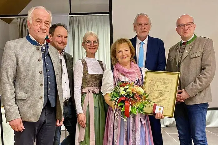 Ein besonderer Moment war die Verleihung des Goldenen Ehrenzeichens an Margarethe Reiter, die sich über Jahrzehnte als Religionslehrerin und Leiterin einer Sing- und Spielgruppe verdient gemacht hat.