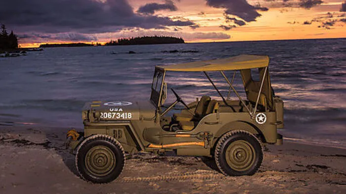 Der erste Jeep hieß nicht Jeep, sondern MA. Hersteller Willys Overland gewann 1941 eine Ausschreibung für ein leichtes Aufklärungsfahrzeug, und heraus kam das Military Model, Variant A. Etwas später folgte der verbesserte MB, den im Rahmen eines Rüstungsvertrags sogar Ford produzierte. Um den Namen Jeep indes ranken sich Legenden: Die einen meinen, es sei eine Abkürzung von General Purpose (Allzweck), die anderen, es sei ein Werkskürzel von Ford. Doch am wahrscheinlichsten ist die Ableitung vom Comic-Helden „Eugene the Jeep“ aus der Popeye-Serie – ein Fabelwesen, dass auf Decken gehen, fliegen und auf Bäume klettern konnte – also ähnlich vielseitig war wie der erste Jeep.