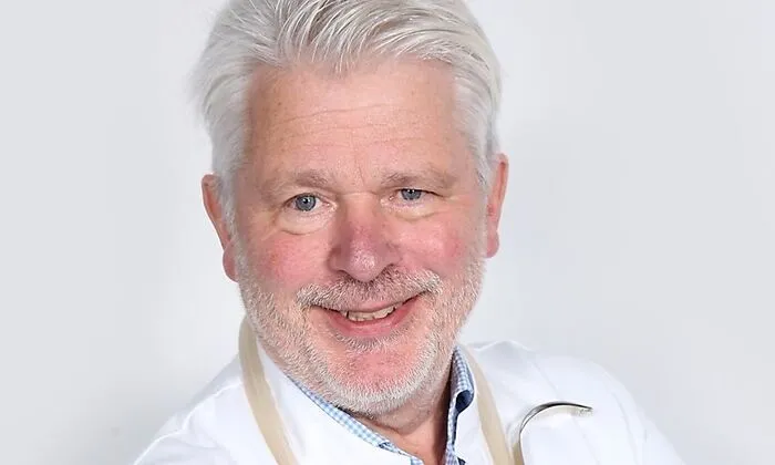 Dr. med. Stephan Schimpf ist Ernährungsmediziner und Medizinischer Leiter von Salomed