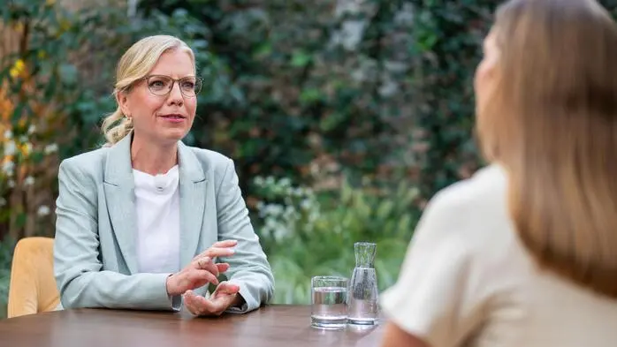 Leonore Gewessler mit Moderatorin Simone Stribl
