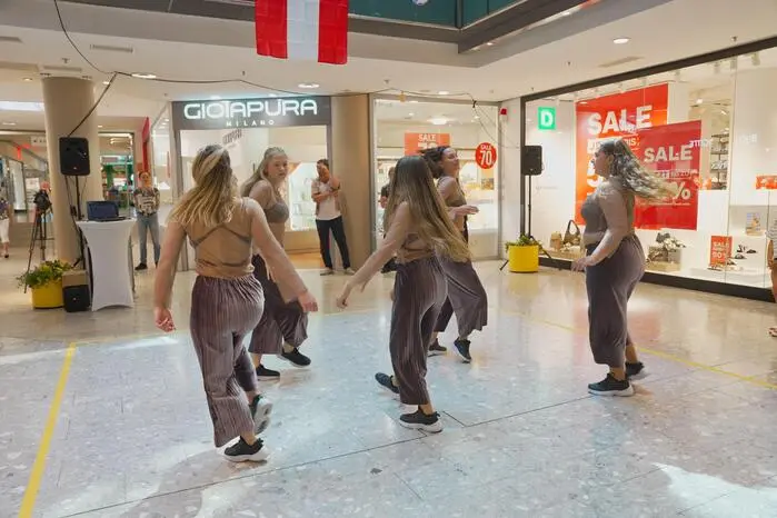 Die Bandbreite reichte von modernen Stilen wie Hip-Hop, Commercial und Musical-Dances des Studios „Body Art & Expression“ bis hin zu gelebter Tradition und Gemeinschaftsgefühl beim Trachtenverein Floninger.