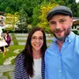 Ein Mann und eine Frau lächeln in die Kamera.