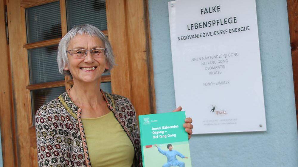 Renate Falke vor ihrem Anwesen in Loibach