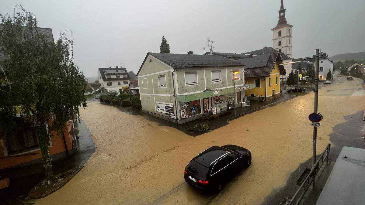 In St. Peter am Ottersbach sind teils die Straßen überschwemmt 