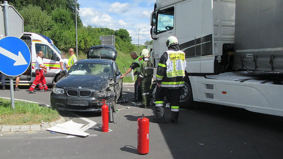 Zwischen den beiden Tunneln der Feldbacher Umfahrung hat es an der Kreuzung nach Gniebing gekracht
