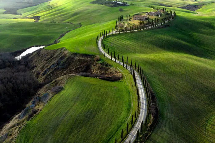Das Orciatal (Val d’Orcia) liegt im Hinterland von Siena in der Toskana und zählt seit 2004 zum Welterbe: Im 14. und 15. Jahrhundert wurde es gezielt umgestaltet, um das idealisierte Modell einer guten Regierung durch den damaligen Stadtstaat widerzuspiegeln und eine ansprechende Landschaft mit weiten Ebenen und kegelförmigen Hügeln mit Dörfern darauf zu schaffen. Diese wiederum inspirierte viele Künstler der Renaissance.