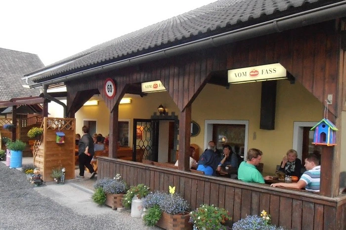 Dorfschenke Frank Bei einem kalten Krug Most und einer kräftigen Brettljause kann man im Gastgarten der Dorfschenke Frank am Brunnenplatz 6 gemütlich einkehren und sich bewirten lassen. Familie Frank erzeugt das Fleisch selbst und legt Wert auf traditionelle „Kärntner Kuchl“.