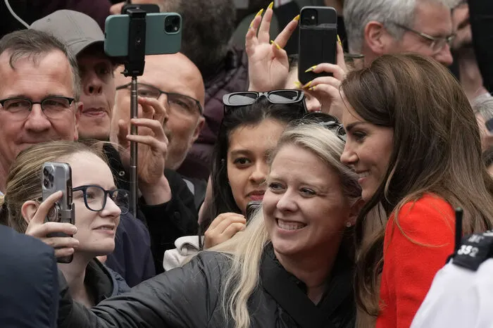 Zu ihrer Überraschung zeigten sich die Royals schon einen Tag vorher, schüttelten Hände und sprachen mit den Menschen.