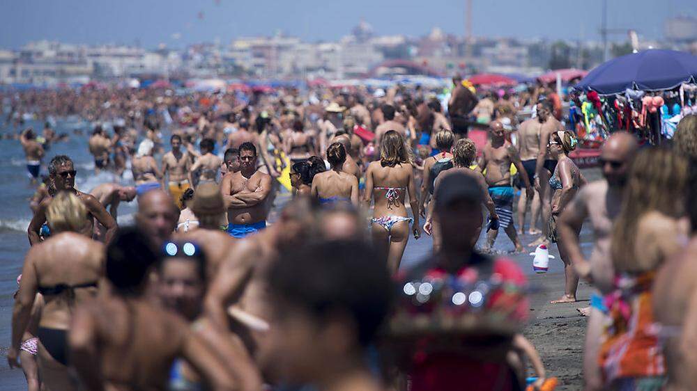 Wer in Italien das Verbot, abseits vom Strand nur Badegewand anzuhaben, ignoriert, kann zur Kasse gebeten werden